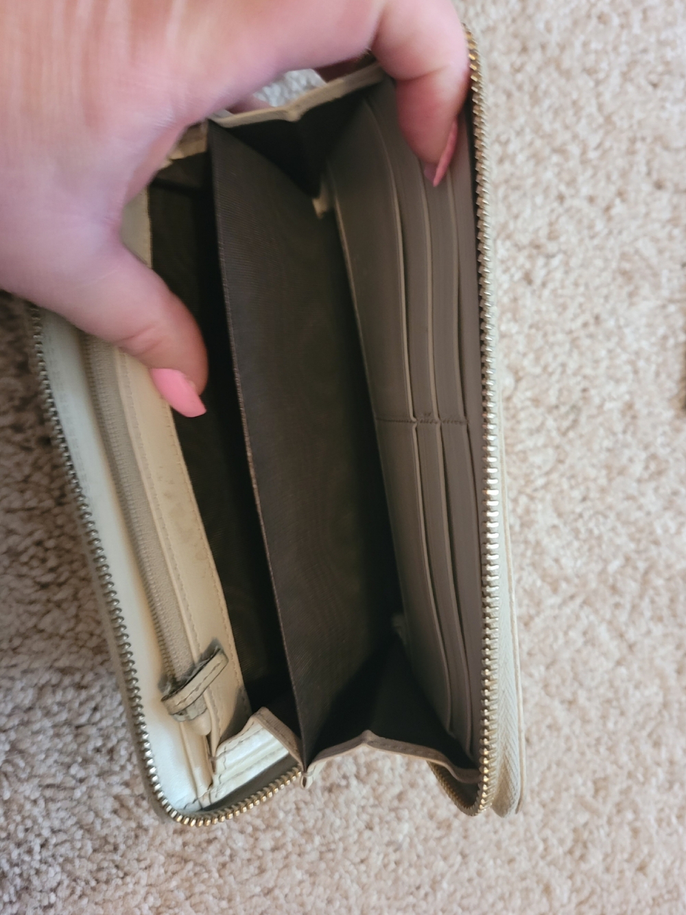 Gucci Beige Guccissima Leather
Zip-Around Wallet - Picture 10 of 15
